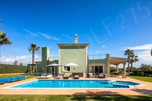 une villa avec une piscine et une maison dans l'établissement Pinta Golf 275, à Carvoeiro