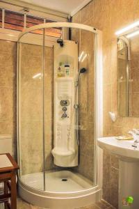 um chuveiro na casa de banho com um lavatório em Una casita en el campo dentro de la ciudad em Ávila
