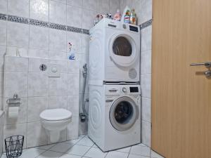 a bathroom with a washing machine and a toilet at Einzelzimmer in ruhiger Lage --- Check-In mit Schlüsselkasten in Meppen +7 photos