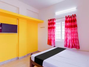 Cama o camas de una habitación en OYO KVR RESIDENCY GRAND