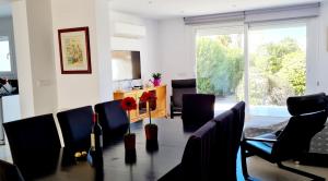 a dining room with a table with a bottle of wine at CAP RAS 40 A in Empuriabrava