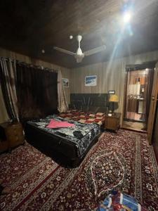 um quarto com uma cama e um tapete em Flora Cottage , Srinagar em Srinagar