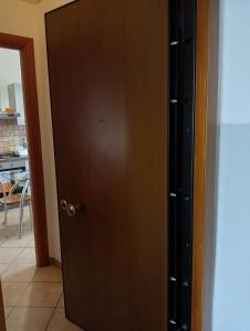 ボローニャにあるHome Sweet Homeのキッチン付きの部屋の茶色のドア