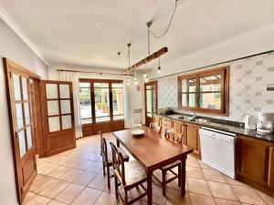 Kuchyň nebo kuchyňský kout v ubytování Es Serral + 14 fotografií