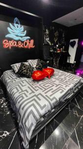 Un dormitorio con una cama grande con un cartel. en Appartement d'une chambre avec sauna et wifi a Villeurbanne, en Villeurbanne