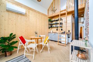 a room with a table and chairs and a kitchen at Gnievo in Międzylesie
