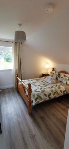 sypialnia z łóżkiem i oknem w obiekcie Ocean Valley View Apartment w mieście Killybegs