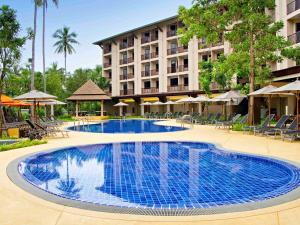 奥南海滩ibis Styles Krabi Ao Nang的酒店前面的一个大型游泳池