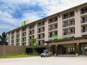 ein Hotel mit einem davor geparkt in der Unterkunft ibis Styles Krabi Ao Nang in Ao Nang Beach