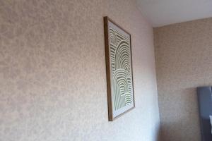 una foto colgada en una pared en una habitación en Gunn House, en Grangemouth