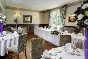 una sala de banquetes con mesas con manteles blancos en Best Western Valley Hotel en Ironbridge