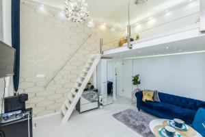 ein Wohnzimmer mit einem blauen Sofa und einer Treppe in der Unterkunft Zichy Luxury Apartment in Budapest