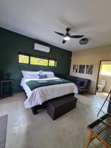 um quarto com uma cama e uma parede verde em Rosendal Kruger View Villa em Marloth Park