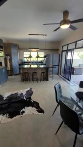 uma grande sala de estar com mesa e cadeiras em Rosendal Kruger View Villa em Marloth Park