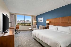 Pokój hotelowy z dużym łóżkiem i telewizorem w obiekcie DoubleTree by Hilton Tucson-Reid Park w mieście Tucson