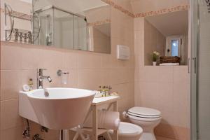 a bathroom with a sink and a toilet at Casa Vèra Camelia Apartment in Orvieto