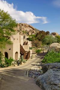 斯科茨Boulders Resort & Spa Scottsdale, Curio Collection by Hilton的一座山底建筑