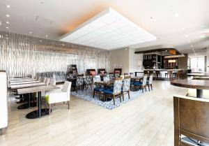 Restaurant o un lloc per menjar a Hilton Garden Inn Austin Airport