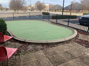 um campo de mini-golfe em frente a uma cerca em La Quinta by Wyndham OKC North - Quail Springs em Oklahoma City