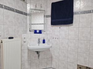 a bathroom with a sink and a mirror at Schlafzimmer, ruhige Lage in Meppen --- Check-In mit Schlüsselkasten in Meppen