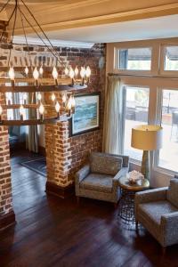The Cotton Sail Hotel Savannah - Tapestry Collection by Hilton的休息区