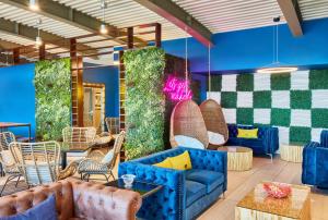 The Cotton Sail Hotel Savannah - Tapestry Collection by Hilton的休息区