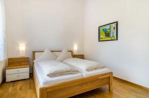1 dormitorio con 1 cama y una foto en la pared en Haus Buche, en Hödingen