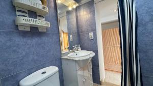une salle de bain avec un lavabo, des toilettes et un miroir dans l'établissement Habitation suite Pego, vue mer 15 mn de Denia 10 mn de la plage, à Pego 25 autres photos