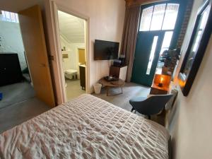 TV a/nebo společenská místnost v ubytování WE-stay + 2 fotografie