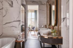 Koupelna v ubytování Andaz Prague, By Hyatt + 37 fotografií