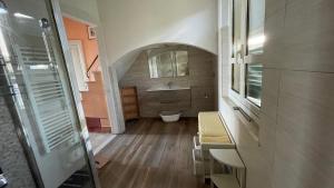 uma casa de banho com um lavatório e um WC num quarto em Villino Vanzetti 1930 em Cagliari