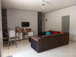 un soggiorno con divano e TV di PaTerrace guest lodge a Harare