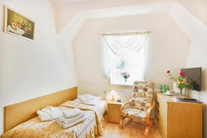 Un pat sau paturi într-o cameră la Zameczek