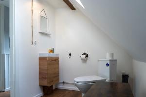 a bathroom with a toilet and a wooden table at Rustic Charm - Cottage by Comfort Housing in Kolonie Neudöberitz