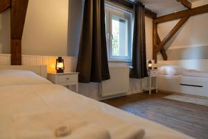 um quarto com uma cama e uma janela em Rustic Charm - Cottage by Comfort Housing em Kolonie Neudöberitz