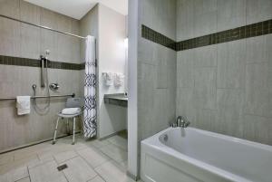 Koupelna v ubytování La Quinta Inn & Suites by Wyndham Lubbock Southwest