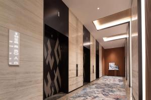 a hallway of a hotel with wooden walls and a hallway sidx sidx sidx at Hilton Garden Inn Beijing Daxing Jinyuan Road in Beijing