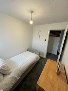 Ein Bett oder Betten in einem Zimmer der Unterkunft Town centre cosy 2 bedroom apartment