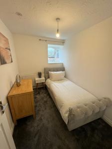Tempat tidur dalam kamar di Town centre cosy 2 bedroom apartment