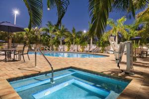 Spark by Hilton Sarasota Siesta Key Gateway内部或周边的泳池