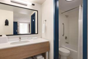 萨拉索塔Spark by Hilton Sarasota Siesta Key Gateway的带水槽、马桶和镜子的浴室