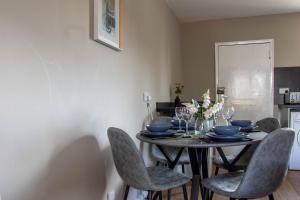 comedor con mesa y sillas en Perth House, en Clydebank