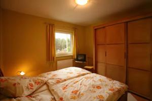 une chambre avec un lit et une fenêtre dans l'établissement Ferienwohnung Melosine, à Ostseebad Koserow