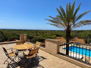 Bazén v ubytování Es Serral nebo v jeho okolí