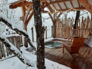 Cabanes du Hérisson, cabanes perchées de standing avec spa v zimě