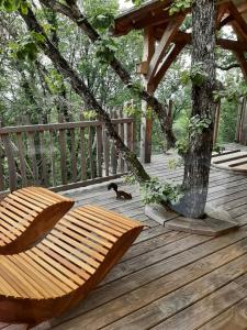 Balkón nebo terasa v ubytování Cabanes du Hérisson, cabanes perchées de standing avec spa