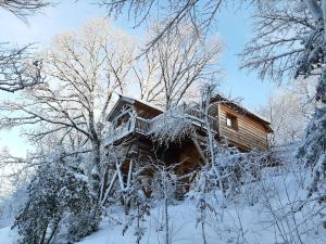 Cabanes du Hérisson, cabanes perchées de standing avec spa v zimě