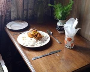uma mesa com um prato de comida em cima em Flora Cottage , Srinagar em Srinagar