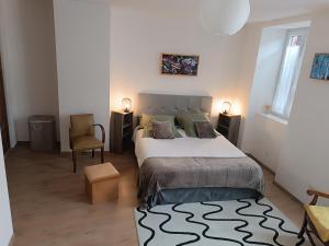 Posteľ alebo postele v izbe v ubytovaní Gîte de l'Oustal