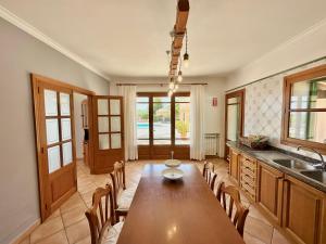 Kuchyň nebo kuchyňský kout v ubytování Es Serral